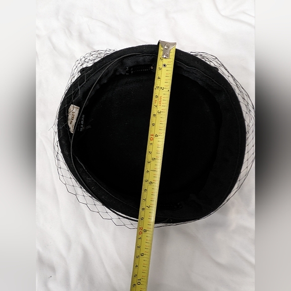 Classy Fascinator Black Lace Elegant Headpiece hat - Picture 8 of 8